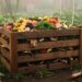 Composteur en bois rempli de déchets organiques dans un jardin potager