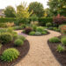 Jardin paysager facile à entretenir avec massifs paillés, couvre-sols, allée naturelle et arbustes fleuris.