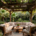 Coin détente de jardin élégant sous une pergola, avec des assises confortables, des plantes luxuriantes et une douce lumière du soir.