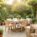 Terrasse de jardin élégante et végétalisée avec un espace repas et un coin détente baignés de lumière naturelle.